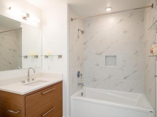 204-4011 Rainbow Hill Lane, Saanich, BC - Indoor Photo Showing Bathroom