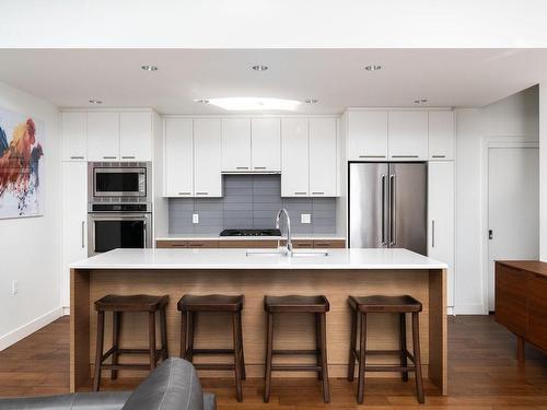 204-4011 Rainbow Hill Lane, Saanich, BC - Indoor Photo Showing Kitchen