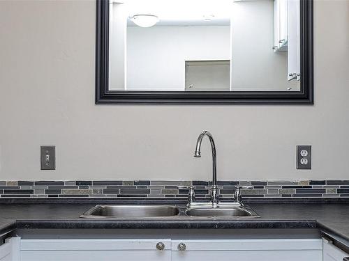 101-481 Kennedy St, Nanaimo, BC - Indoor Photo Showing Kitchen With Double Sink