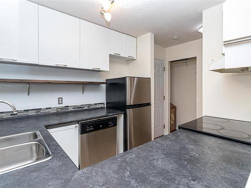 101-481 Kennedy St, Nanaimo, BC - Indoor Photo Showing Kitchen With Double Sink