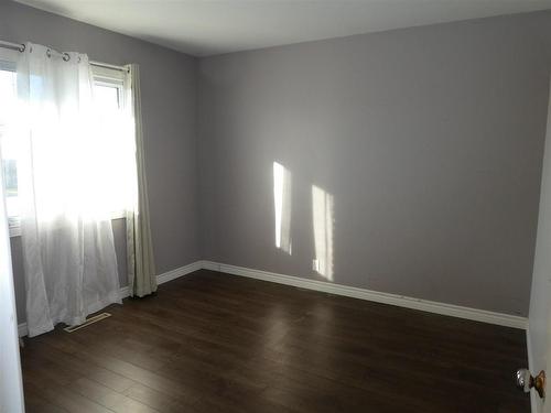 106 Barton Ave W, Geraldton, ON - Indoor Photo Showing Other Room