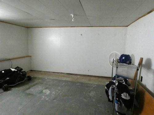 106 Barton Ave W, Geraldton, ON - Indoor Photo Showing Garage