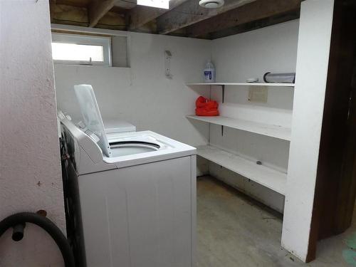 106 Barton Ave W, Geraldton, ON - Indoor Photo Showing Laundry Room