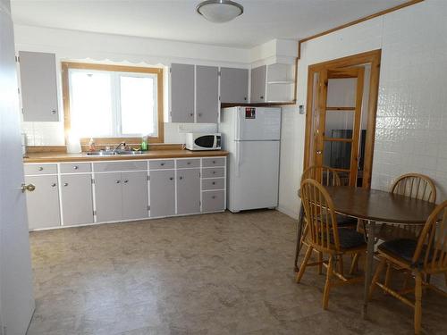 106 Barton Ave W, Geraldton, ON - Indoor Photo Showing Kitchen With Double Sink