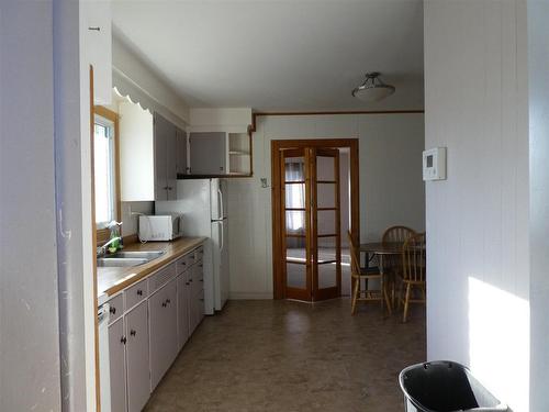 106 Barton Ave W, Geraldton, ON - Indoor Photo Showing Kitchen With Double Sink