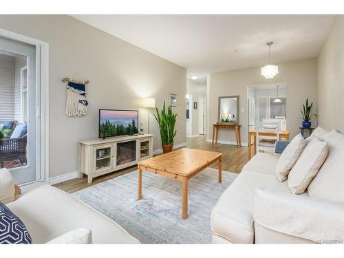 205-555 4Th St, Courtenay, BC - Indoor Photo Showing Living Room