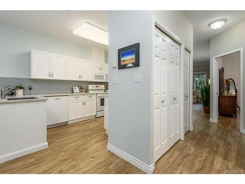 205-555 4Th St, Courtenay, BC - Indoor Photo Showing Kitchen