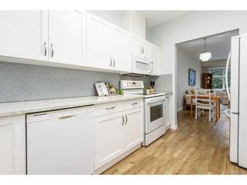 205-555 4Th St, Courtenay, BC - Indoor Photo Showing Kitchen