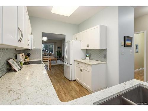 205-555 4Th St, Courtenay, BC - Indoor Photo Showing Kitchen