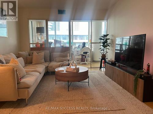 805 - 400 Webb Drive, Mississauga, ON - Indoor Photo Showing Living Room