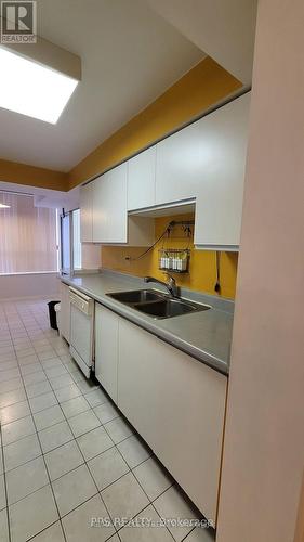 805 - 400 Webb Drive, Mississauga, ON - Indoor Photo Showing Kitchen With Double Sink