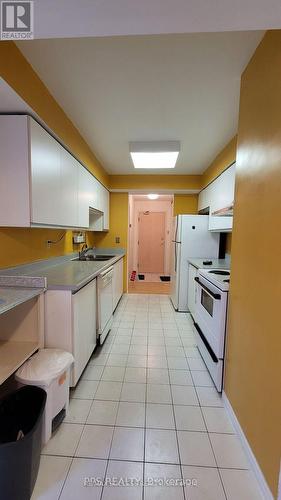 805 - 400 Webb Drive, Mississauga, ON - Indoor Photo Showing Kitchen With Double Sink