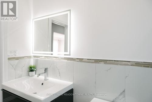 673 Knox Avenue, Hamilton, ON - Indoor Photo Showing Bathroom