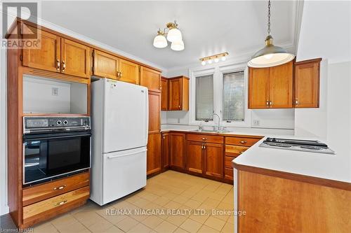 4981 Second Avenue, Niagara Falls, ON - Indoor Photo Showing Kitchen