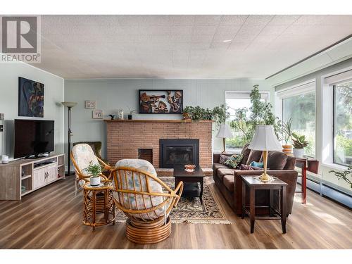 852 Stuart Road, West Kelowna, BC - Indoor Photo Showing Living Room With Fireplace