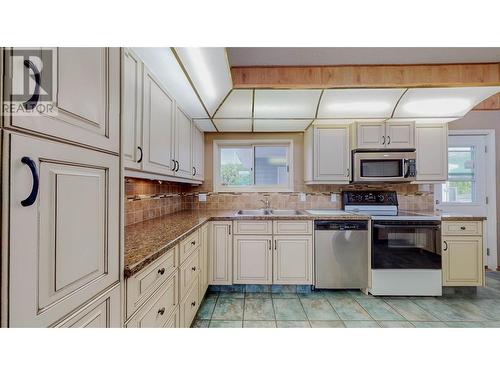 7 Wren Place, Osoyoos, BC - Indoor Photo Showing Kitchen With Double Sink