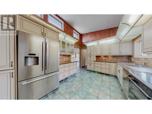 7 Wren Place, Osoyoos, BC - Indoor Photo Showing Kitchen With Double Sink