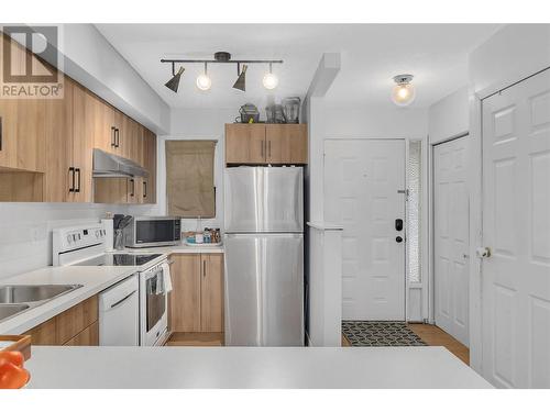 500 Lester Road Unit# 6, Kelowna, BC - Indoor Photo Showing Kitchen