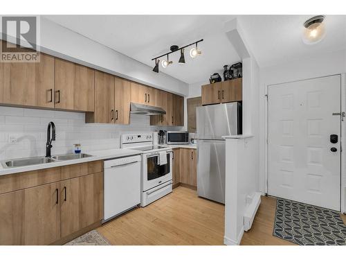 500 Lester Road Unit# 6, Kelowna, BC - Indoor Photo Showing Kitchen With Double Sink