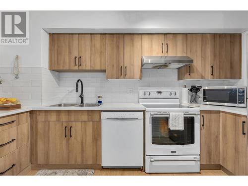 500 Lester Road Unit# 6, Kelowna, BC - Indoor Photo Showing Kitchen With Double Sink