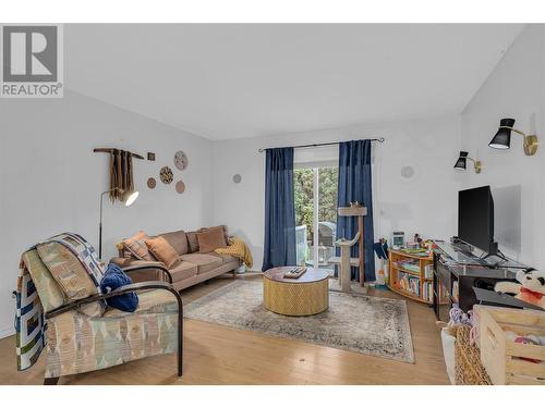 500 Lester Road Unit# 6, Kelowna, BC - Indoor Photo Showing Living Room