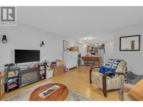 500 Lester Road Unit# 6, Kelowna, BC - Indoor Photo Showing Living Room