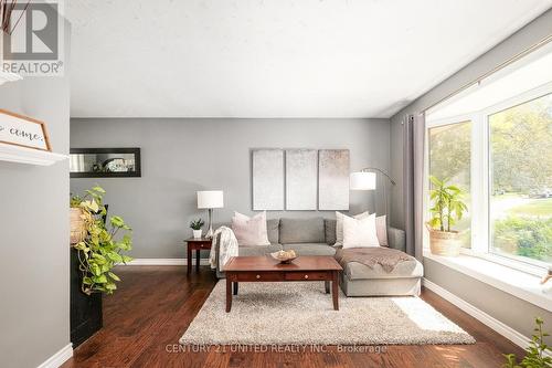 241 Woodward Avenue, Smith-Ennismore-Lakefield, ON - Indoor Photo Showing Living Room