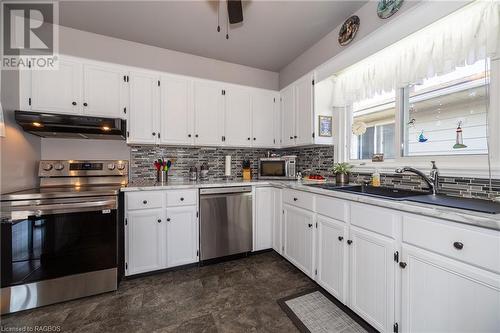 1940 8Th Avenue E, Owen Sound, ON - Indoor Photo Showing Kitchen