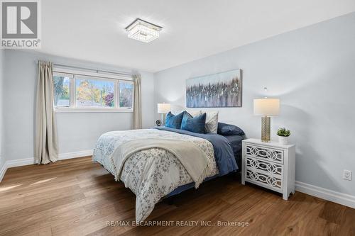 4017 Grapehill Avenue, Burlington, ON - Indoor Photo Showing Bedroom