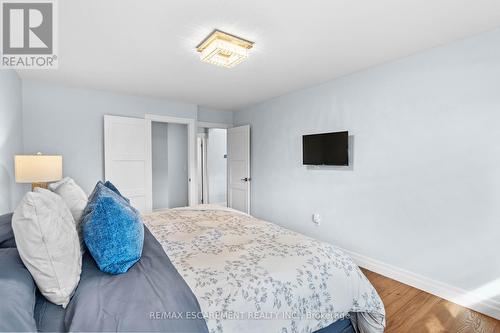 4017 Grapehill Avenue, Burlington, ON - Indoor Photo Showing Bedroom