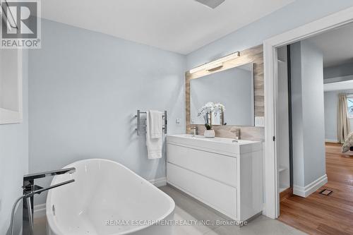 4017 Grapehill Avenue, Burlington, ON - Indoor Photo Showing Bathroom