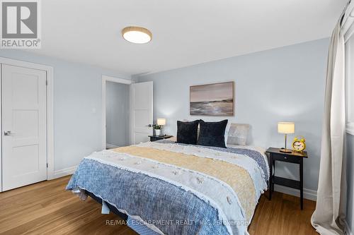 4017 Grapehill Avenue, Burlington, ON - Indoor Photo Showing Bedroom