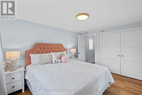 4017 Grapehill Avenue, Burlington, ON - Indoor Photo Showing Bedroom