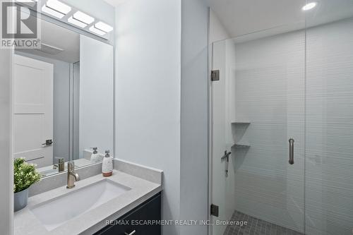 4017 Grapehill Avenue, Burlington, ON - Indoor Photo Showing Bathroom