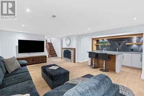 4017 Grapehill Avenue, Burlington, ON - Indoor Photo Showing Living Room