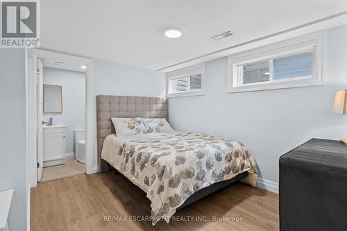 4017 Grapehill Avenue, Burlington, ON - Indoor Photo Showing Bedroom