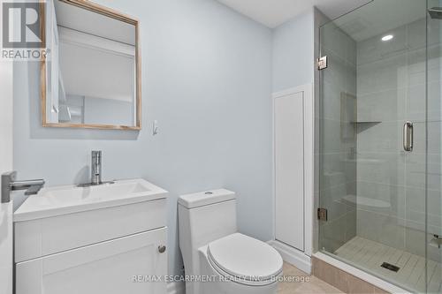 4017 Grapehill Avenue, Burlington, ON - Indoor Photo Showing Bathroom