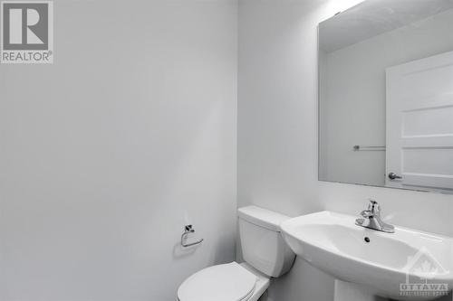 Half bath near the entrance on the main level - 572 Halo Private, Ottawa, ON - Indoor Photo Showing Bathroom