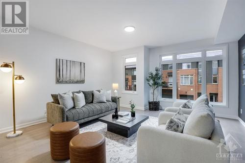 572 Halo Private, Ottawa, ON - Indoor Photo Showing Living Room