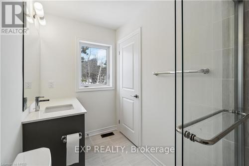 62 - 10 Birmingham Drive S, Cambridge, ON - Indoor Photo Showing Bathroom