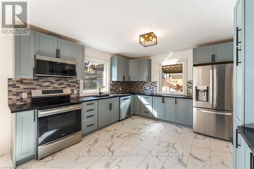 106 Simcoe Street E, Hamilton, ON - Indoor Photo Showing Kitchen With Upgraded Kitchen