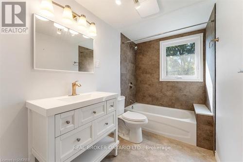 106 Simcoe Street E, Hamilton, ON - Indoor Photo Showing Bathroom