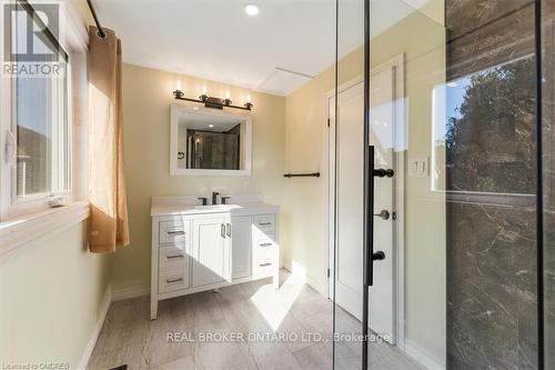 106 Simcoe Street E, Hamilton, ON - Indoor Photo Showing Bathroom