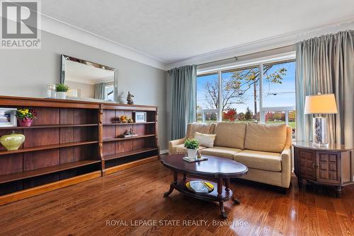 814 Tenth Avenue, Hamilton, ON - Indoor Photo Showing Living Room