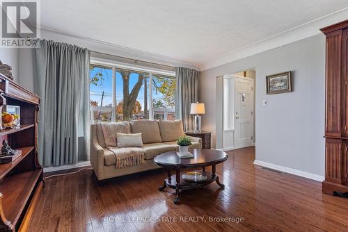 814 Tenth Avenue, Hamilton, ON - Indoor Photo Showing Living Room