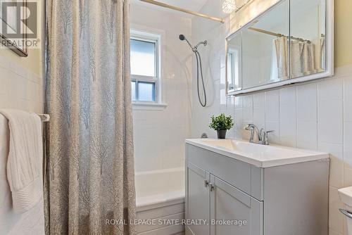 814 Tenth Avenue, Hamilton, ON - Indoor Photo Showing Bathroom