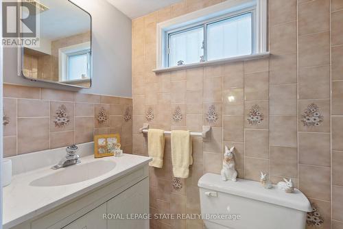 814 Tenth Avenue, Hamilton, ON - Indoor Photo Showing Bathroom