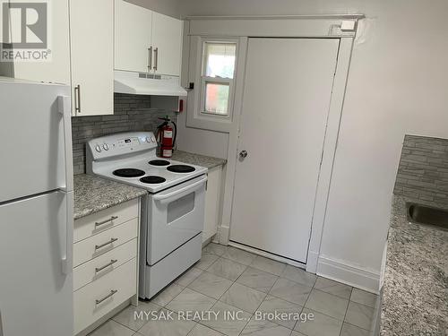 107-109 Balsam Avenue S, Hamilton, ON - Indoor Photo Showing Kitchen