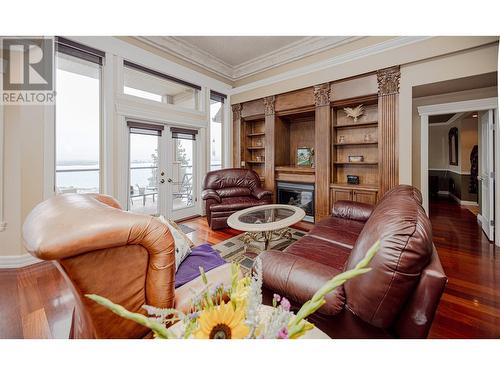 1953 Bayview Court, West Kelowna, BC - Indoor Photo Showing Living Room