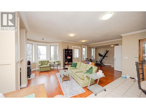 1953 Bayview Court, West Kelowna, BC - Indoor Photo Showing Living Room